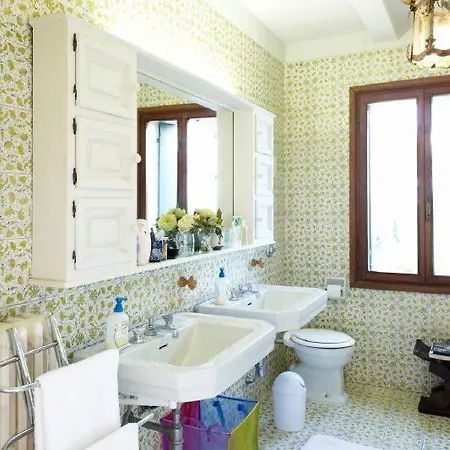 Bastia Sleeps 13 Villa Rovolon