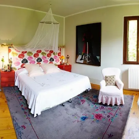 Bastia Sleeps 13 Villa